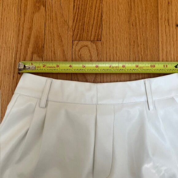 Faux Leather high waisted white pleated shorts size S - Picture 4 of 6